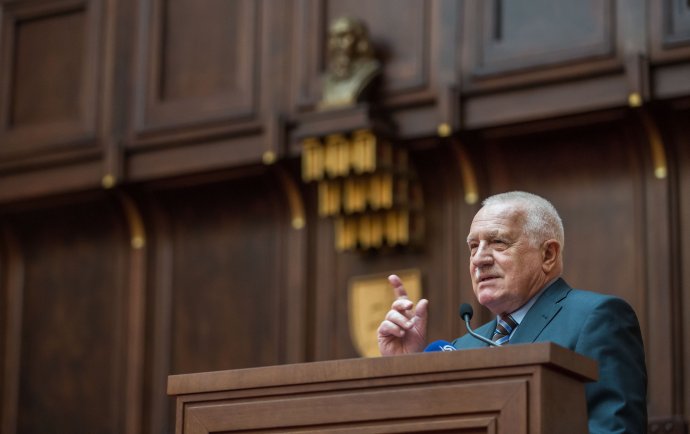 Václav Klaus vysvetľuje, prečo je Európska únia riskantný projekt. Foto N – Tomáš Benedikovič
