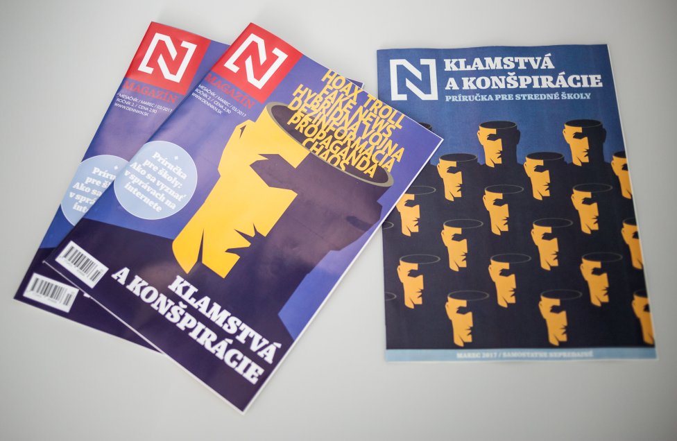 Magazín N Klamstvá a konšpirácie a príručka pre stredné školy, ktorá je vložená v magazíne. Foto N – Tomáš Benedikovič