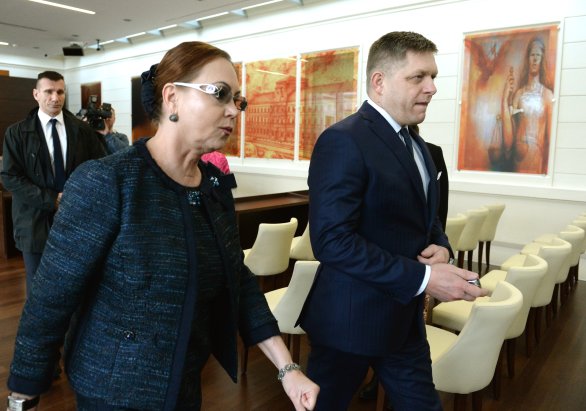 Šéfka Ústavného súdu Ivetta Macejková a premiér Robert Fico. Foto – TASR