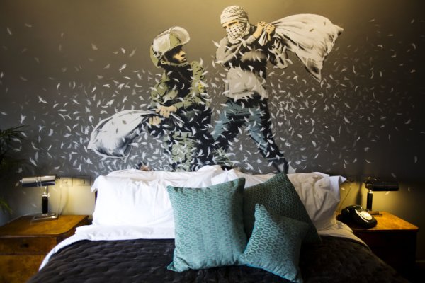 Banksy je už aj hoteliér. Vybral si betlehemský hotel obklopený izraelským múrom