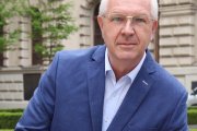Bojí sa o osud demokracie, preto chce byť prezident. Bývalý šéf Českej akadémie vied je podľa Hradu fikus
