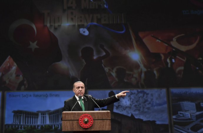 V apríli si chce v referende nechať požehnať sultánske právomoci. Recep Tayyip Erdogan. Foto – TASR/AP