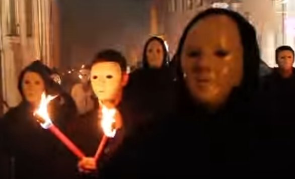 U džihádistu našli aj video v maske, akú v roku 2012 počas pochodov s fakľami používala aj nemecká neonacistická skupina Nesmrteľní. Zdroj - YouTube/Die Unsterblichen