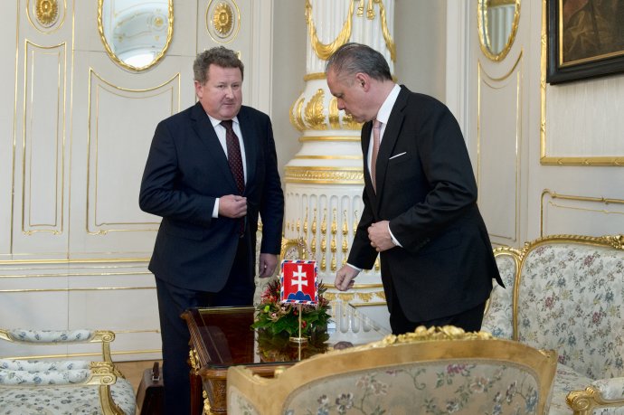 Bývalý šéf regulácie na prijatí u prezidenta Andreja Kisku v čase, keď odstupoval z funkcie. Foto – TASR