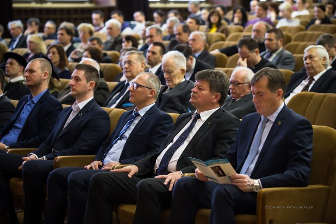 Poslanci ĽSNS Ján Kecskés a MIlan Uhrík na univerzite (prvý a druhý zľava). Foto – ukf.sk