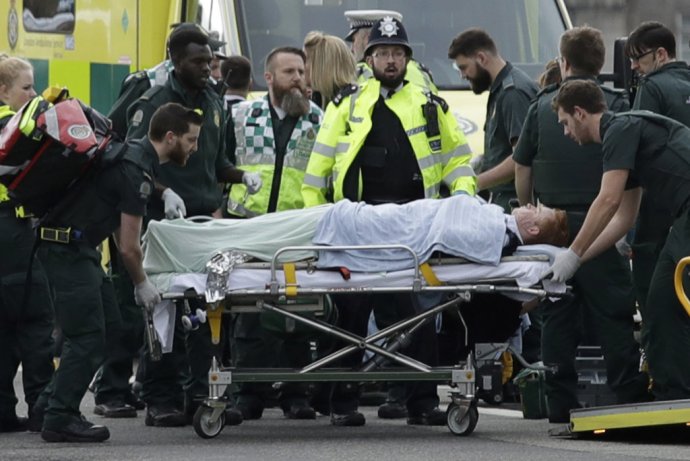 Pomoc zraneným po útoku na londýnsky Tower Bridge. Foto – ap