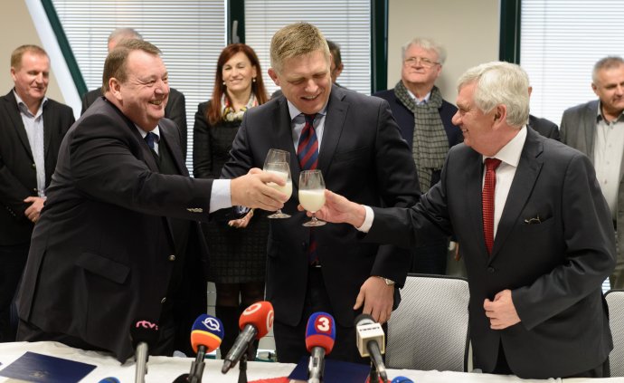 Slávnostný prípitok pri podpise memoranda o novej mliekarni z februára 2016. Foto – TASR