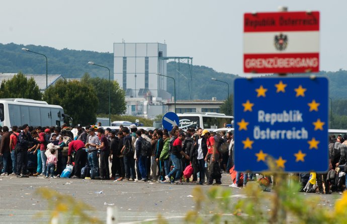 Utečenci na rakúskej hranici. Foto – TASR/AP