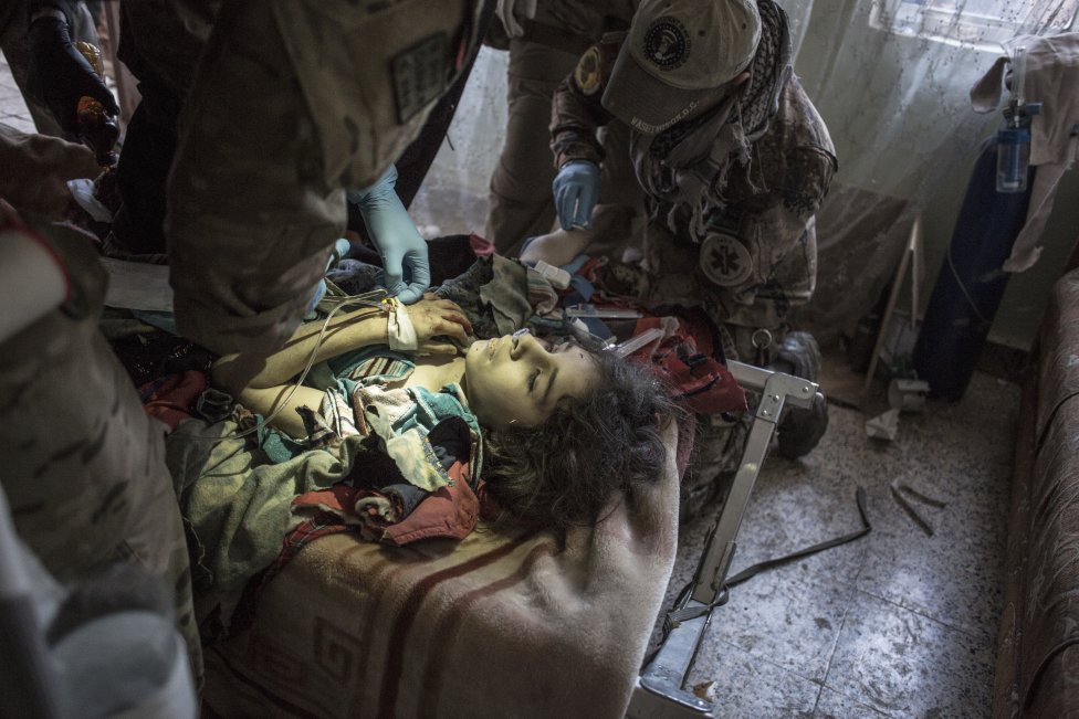 Záchranári z Akadémie urgentnej medicíny bojujú o život mladého dievčaťa, ktorému mína odtrhla nohu. Foto – JURAJ MRAVEC