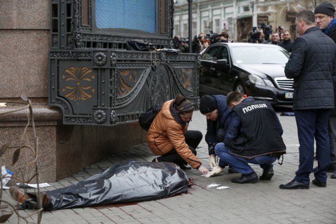Telo zavraždeného ruského exposlanca Denisa Voronenkova. Foto – TASR/AP