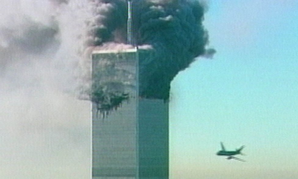 Na televíznej snímke CNN z 11. septembra 2001 letí vpravo lietadlo smerom na výškovú budovu Svetového obchodného centra (WTC) v New Yorku. Toto lietadlo bolo druhé, ktoré narazilo do budovy WTC. Foto – TASR/AP