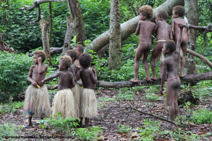 Antropologička Veronika Rybanská bola na Vanuatu, aby skúmala správanie detí v odlišnej kultúre. Foto – archív Veroniky Rybanskej (všetky práva vyhradené)