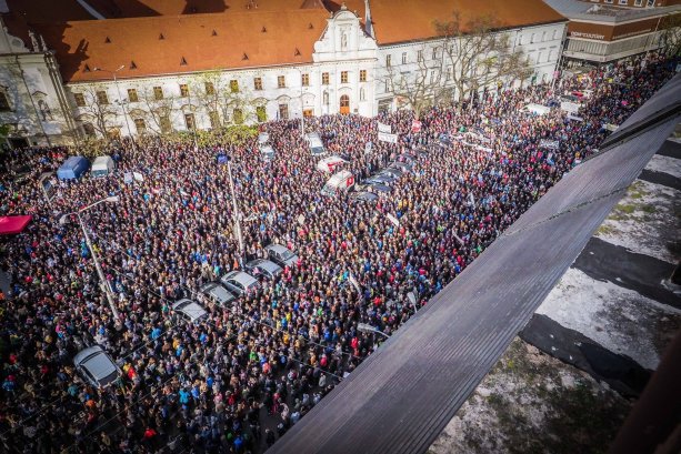 Pohľad zvrchu na dav, ktorý zaplnil Námestie SNP