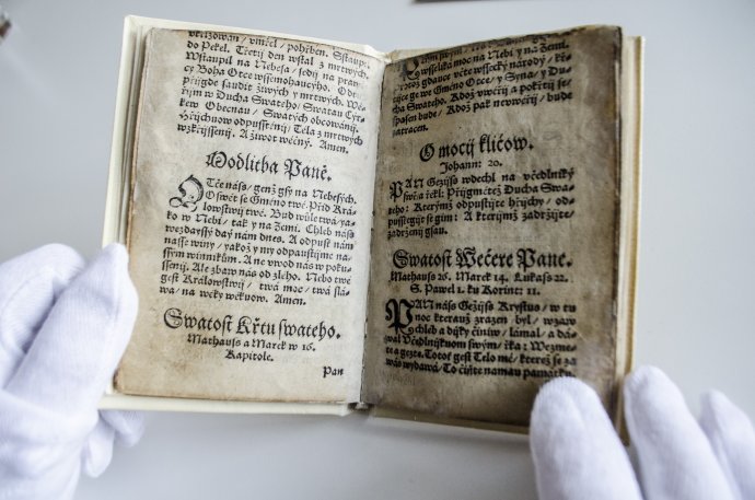 V Slovenskej národnej knižnici najprv reštaurovali, potom digitalizovali. Na fotografii je Bardejovský katechizmus Martina Luthera, vytlačený v dielni Davida Guttgesela v Bardejove v roku 1581. Foto – TASR
