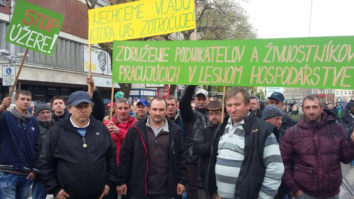 Žiadna bratislavská kaviareň: na protikorupčný pochod prišli aj nespokojní furmani zo stredného Slovenska. Foto – N