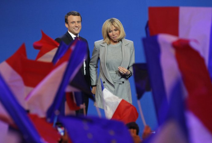 Emmanuel Macron s manželkou Brigitte. Foto –TASR/AP