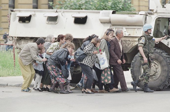 Obyvatelia Sarajeva v roku 1995. Skrývajú sa pred ostreľovačmi. Foto – TASR