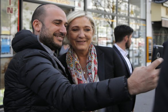 Líderka francúzskej krajnej pravice chce najbližšie dva týždne získať voličov, ktorí jej zabezpečia miesto v Elyzejskom paláci. Foto – TASR/AP