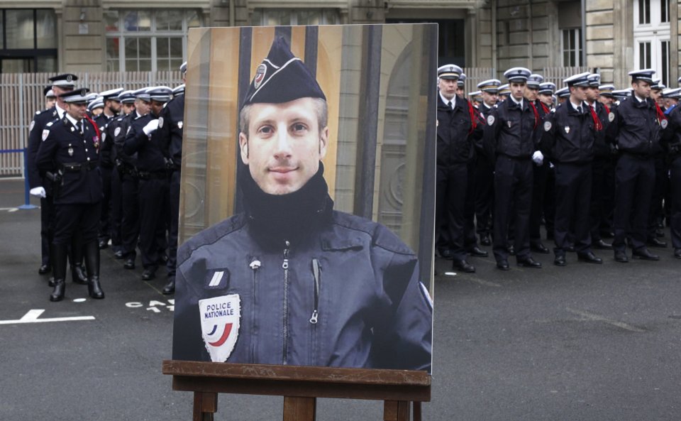 Portrét Xaviera Jugelého, policajta, ktorý zahynul pri útoku v Paríži. Foto – TASR/AP