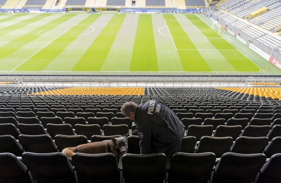 Policajti prehľadávajú štadión v Dortmunde pred dnešným zápasom s Monakom. Foto – AP