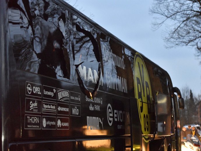 Autobus Borussie Dortmund po explóziách. Foto – TASR/AP