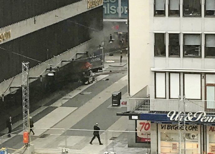 Kamión vráža do obchodného domu v Štokholme. Foto – AP/Andreas Schyman, TT News Agency