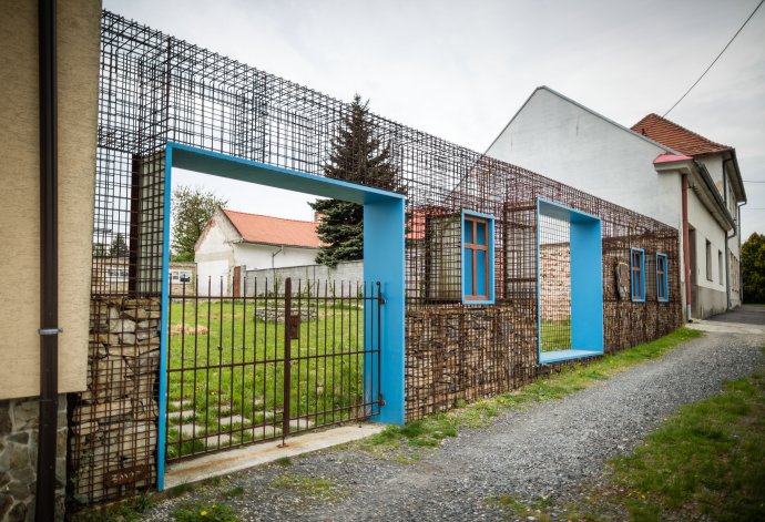 Priehľadná kovová konštrukcia ako pamätník obetiam holokaustu. Foto N – Tomáš Benedikovič