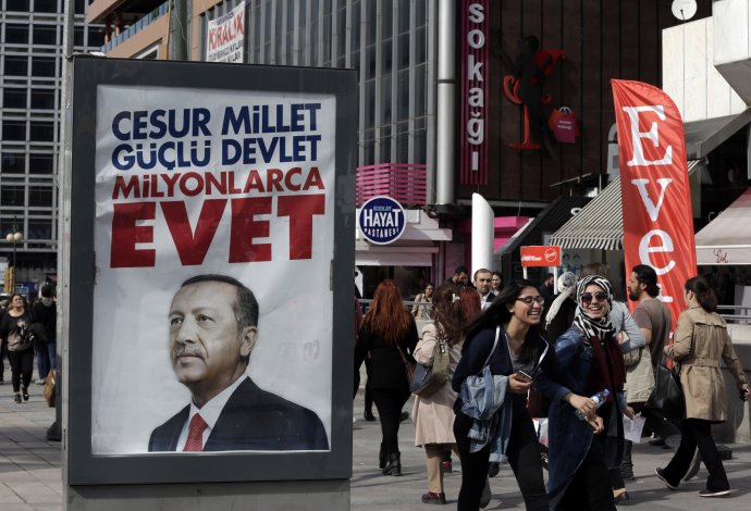 Erdogan na billboarde, ktorý vyzýva Turkov, aby hlasovali v prospech zmien. Foto – TASR/AP