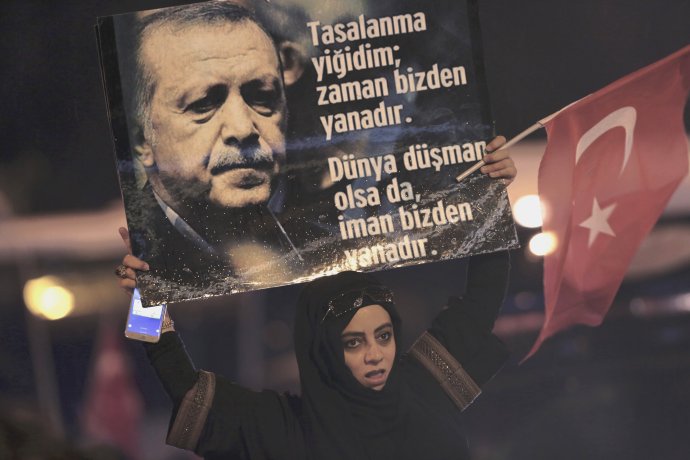 Stúpenkyňa Recepa Tayyipa Erdoğana: Nerobte si starosti, svet môže byť naším nepriateľom. Foto – TASR/AP