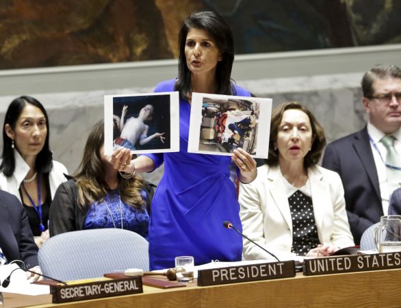 Americká veľvyslankyňa pri OSN Nikki Haleyová ukazuje fotky obetí chemického útoku v Bezpečnostnej rade OSN. Foto - TASR/AP