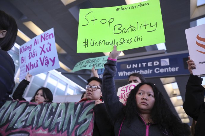 Incident v lietadle spoločnosti United Airlines vyvolal protesty v USA, ale aj vo Vietname a v Číne. Foto – TASR/AP