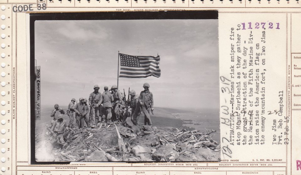 Ďalšia z pôvodnej série fotografií americkej jednotky na vrchole ostrova Iwo Jima. Strank stojí štvrtý zľava. Foto – Joe Rosenthal/AP