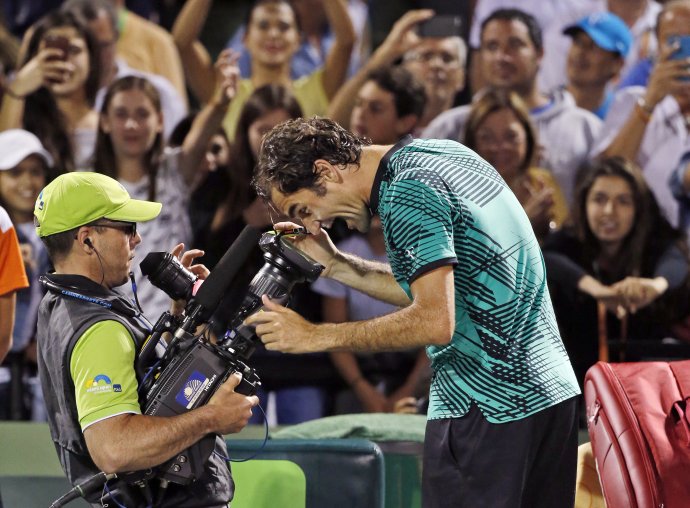 Roger Federer takto oslávil postup do finále turnaja v americkom Miami. Foto – TASR/AP