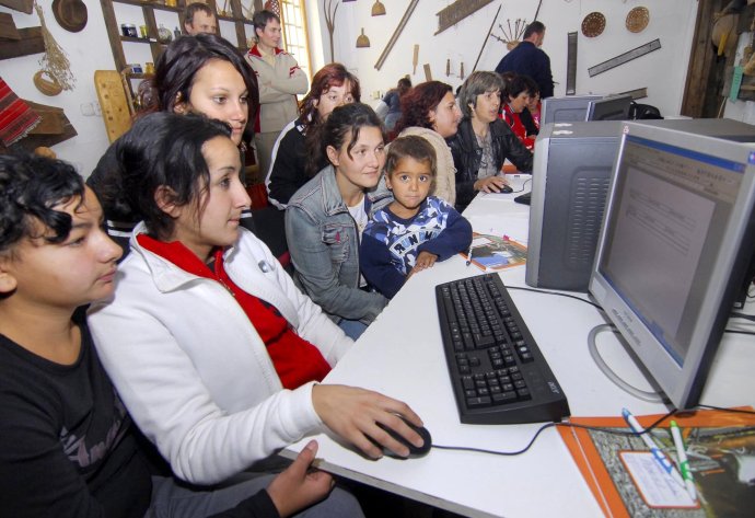 S Rómami vedia pracovať v Spišskom Hrhove. Už pred desiatimi rokmi pre ženy zaviedli počítačovú učebňu. Foto – TASR