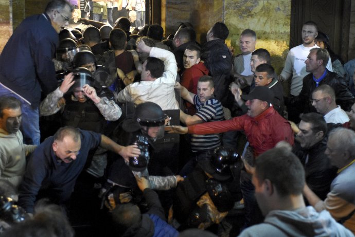 Dav stúpencov expremiéra Gruevského vtrhol do macedónskeho parlamentu. foto - tasr/ap
