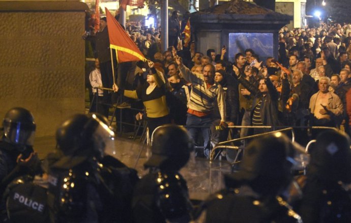 Policajný kordón bráni parlament pred demonštrantmi. FOTO - AP