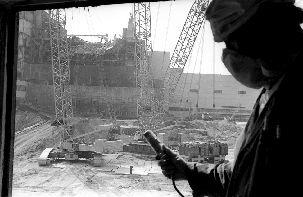 Na archívnej snímke z roku 1986 pracovník černobyľskej elektrárne v ukrajinskom Černobyle meria dozimetrom intenzitu žiarenia po výbuchu.