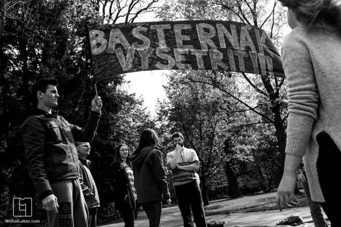 Študenti si pripravujú transparent o Bašternákovi. Foto – Michal Lukáč