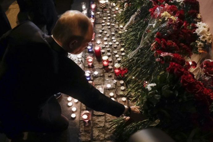 Ruský prezident Vladimir Putin kladie kvety na mieste teroristického útoku. Foto – TASR/AP