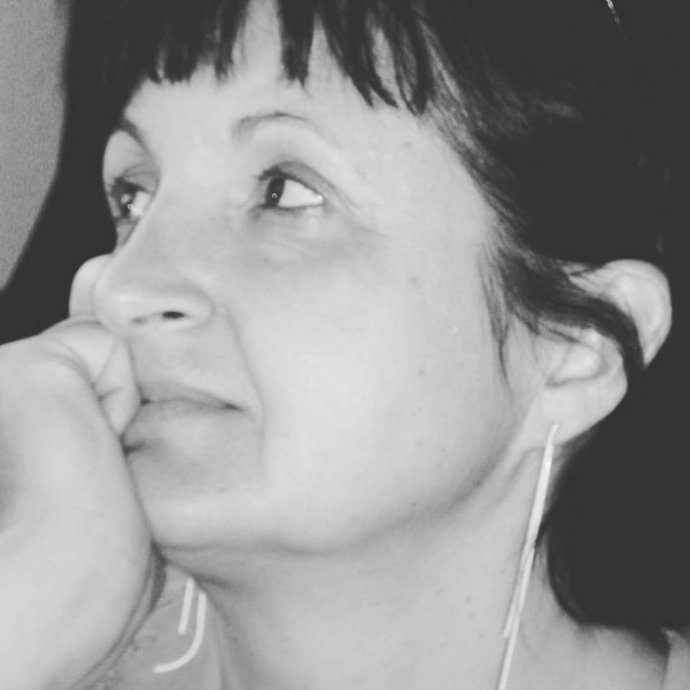 Silvia Šalatová žije v Košiciach. Je úradnou prekladateľkou a tlmočníčkou z ruského aj nemeckého jazyka.