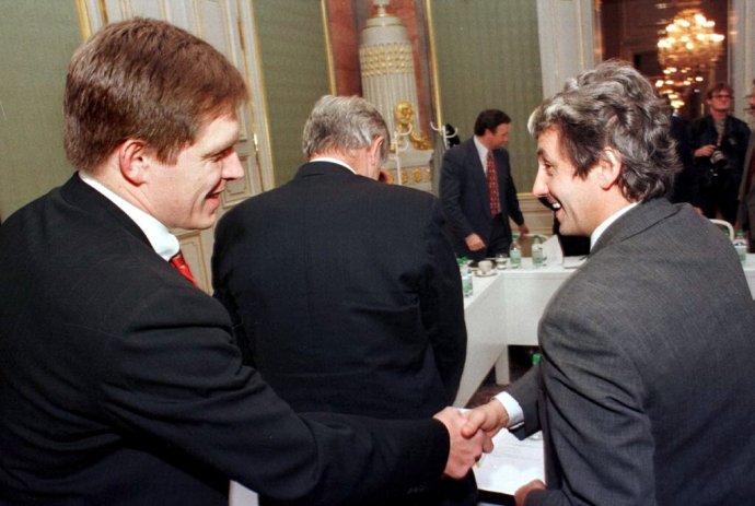 Robert Fico (vtedy ešte v SDĽ) a Mikuláš Dzurinda v roku 1998 pri rokovaniach o zostavení vlády po Vladimírovi Mečiarovi. Dzurinda sa neúspešne pokúsil zrušiť Mečiarove amnestie ako zastupujúci prezident, Robert Fico potom nikdy nehlasoval v parlamente za ich zrušenie. Foto – TASR