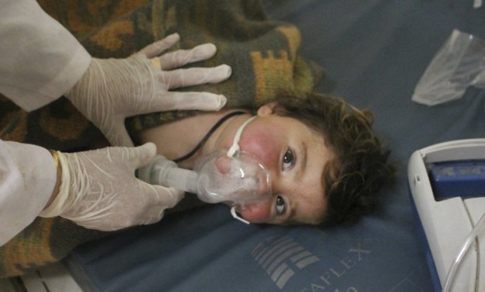 Sýrsky doktor ošetruje dieťa po zásahu chemickými zbraňami. Foto – TASR/AP