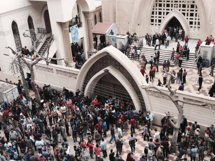 Zhromaždení veriaci pred kostolom po teroristickom útoku v egyptskom meste Tanta. Foto – AP