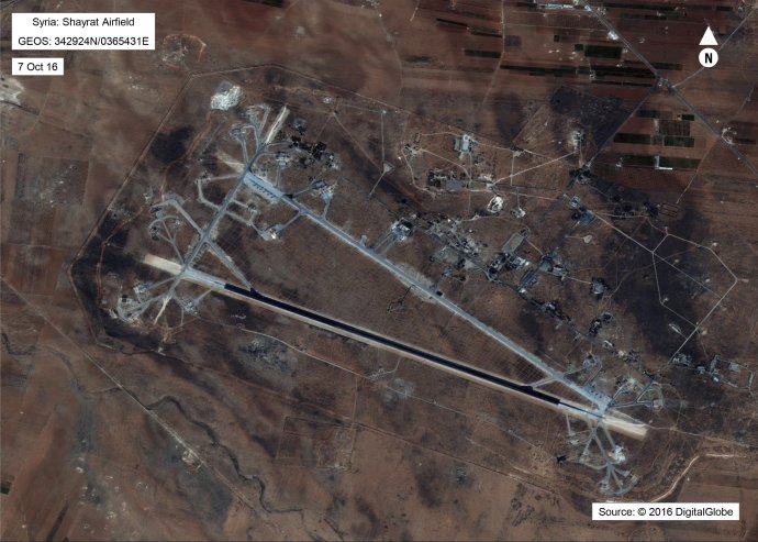 Sýrska letecká základňa na satelitnej snímke americkej armády. foto - ap