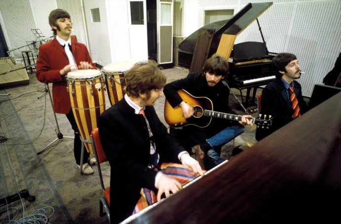 Keď v roku 1966 skončili s koncertovaním, niektorí ľudia tvrdili, že už končia aj ako kapela. Nastal pravý opak. Beatles sa zavreli do štúdia, začali robiť pesničky bez akýchkoľvek obmedzení a svoju tvorbu posunuli na najvyššiu úroveň. Foto – Apple Corps/Universal Music