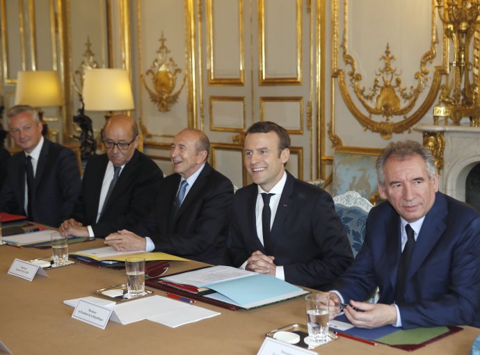 Macron (druhý sprava) na zasadnutí vlády. Foto – ap