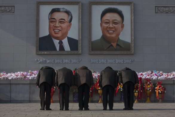 Kult osobnosti – naľavo zakladateľ KĽDR Kim Ir-sen, napravo jeho syn Kim Čong-il. Foto – TASR/AP