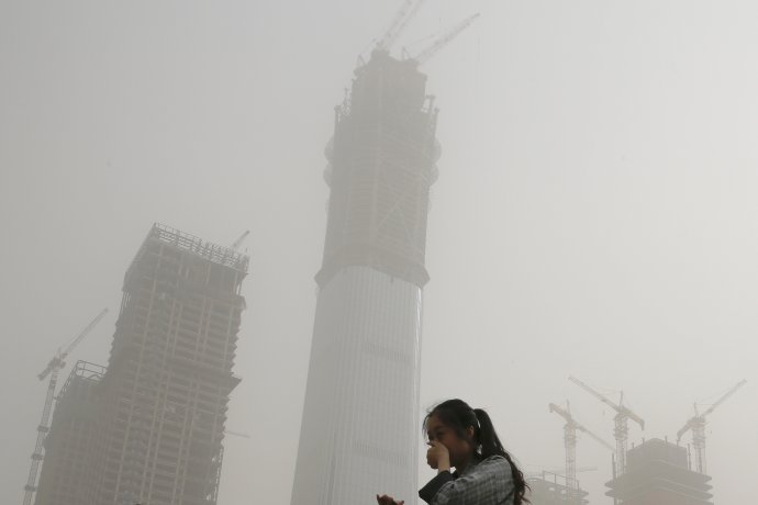 Peking zahalený v smogu. Foto – AP