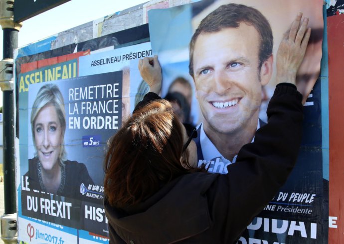 Francúzsko budú zdobiť plagáty prezidentských kandidátov ešte pár dní. Foto – TASR/AP