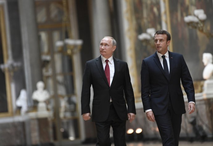 Francúzsky prezident Emmanuel Macron a ruský prezident Vladimir Putin vo Versailles. Foto – TASR/AP